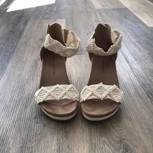 Like new 6.5 sized Lucky Brand cream sandals